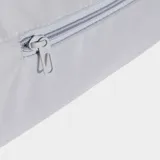 Bolso deportivo Adidas de color gris claro con logo estampado en tono beige. Cuenta con compartimento principal con cierre, bolsillo frontal con cremallera, correas de mano y correa de hombro ajustable con hombrera acolchada.
