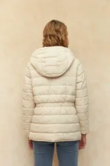 Campera puffer color verde oliva, con capucha, cierre frontal, bolsillos laterales con solapa y elástico en la cintura.