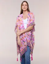 Kimono de gasa ligera con estampado floral en tonos rosados, anaranjados y violetas. Presenta diseño abierto al frente, mangas amplias tipo kimono y detalle de borlas en el ruedo asimétrico.