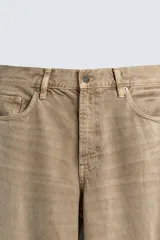 Jeans de hombre, corte balloon fit, tiro medio, confeccionados en denim rígido de algodón. Presentan un efecto lavado con un marcado degradado vertical, cinco bolsillos y cierre frontal con cremallera y botón.