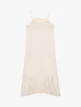 Vestido largo celeste de lino, de silueta recta y finos breteles regulables, con detalles de encaje aplicado en el escote y en el ruedo asimétrico.