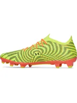 Championes de futbol Under Armour Shadow Pro 4 FG, diseño en color anaranjado con patrones geométricos en negro y amarillo. Cuentan con empeine textil ligero, cuello de punto tipo calcetín, cordones frontales y suela con tacos moldeados para césped natural.