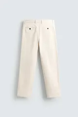 Pantalón de corte recto confeccionado en tejido compacto de algodón con estructura twill. Presenta cierre frontal con cremallera y botón, bolsillos laterales y bolsillos traseros de vivo con botón.