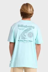 Remera Billabong de manga corta color celeste, con estampado gráfico en la espalda con diseño de una quilla de tabla de surf, un sol y la leyenda "Feeling Free Since Nineteen Seventy Three".