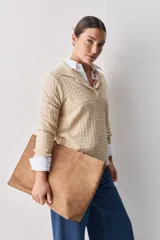 Sweater de punto color verde militar, con cuello polo y cierre frontal de botones, de manga larga con puños elastizados y diseño texturizado con relieve geométrico.