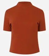 Blusa de corte regular confeccionada en tejido de rib acanalado color naranja. Presenta cuello alto y mangas cortas.