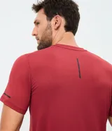 Remera deportiva de hombre en color rojo oscuro, con mangas cortas, cuello redondo y detalle de líneas negras en la manga. Confeccionada en poliéster con tecnología dry fit.