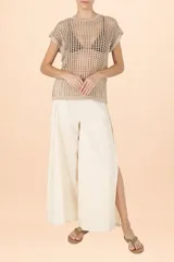 Top de tejido de punto con diseño de red, cuello redondo y mangas cortas, en color beige.