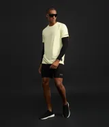 Remera deportiva de hombre en color rojo oscuro, con mangas cortas, cuello redondo y detalle de líneas negras en la manga. Confeccionada en poliéster con tecnología dry fit.