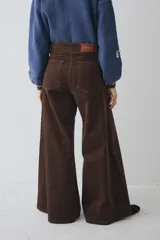 Pantalon de pana de corte wide leg, color marron, con cintura alta y costuras reforzadas en contraste.