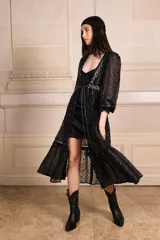 Kimono largo de crepé negro con bordados plateados, mangas largas y diseño abierto. Incluye cinturón fino con borlas.