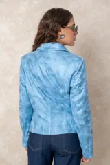 Chaqueta de cuero ecológico laminado en tono dorado metalizado, con diseño estilo biker, cierre frontal, bolsillos con cremallera y detalles de tachas en el cuello.