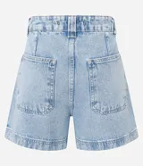 Short baggy de jean color azul con lavado medio, tiro alto, pliegues delanteros y bolsillos. Presenta detalles de costuras pespunteadas en color contrastante y botamanga ancha.