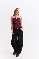 Top strapless color bordó, con escote fruncido en forma de V y diseño ajustado al cuerpo.