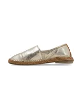 Alpargata tipo slip-on de cuero color dorado, con suela revestida en yute trenzado y base de goma.