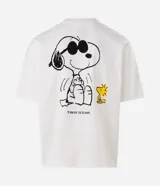 Remera boxy de algodón color blanco, con cuello redondo, manga corta y estampa en la espalda de Snoopy con anteojos de sol y Woodstock, junto a la inscripción "Takin' It Easy".