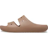 Sandalias tipo slide de la marca Crocs, con diseño de doble tira superior con perforaciones para personalización con Jibbitz. Fabricadas en material Croslite ligero y flexible, con plantilla ergonómica.