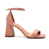 Sandalia de vestir color rosa con tira delgada sobre los dedos y tobillo, taco geométrico.