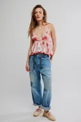 Top estilo babydoll de viscosa color rosado con estampado floreado, escote en V pronunciado, tirantes finos y detalles de volados combinados con paneles en tono crudo.