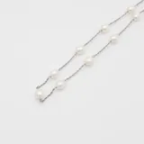 Gargantilla de plata 925 con perlas de río ovaladas engarzadas a lo largo de la cadena.