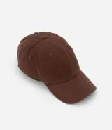 Gorro tipo gorra de béisbol color rosado, con visera curva y diseño liso.