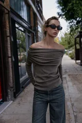 Top de punto de manga larga con escote recto tipo palabra de honor y diseño con vuelta en la parte superior que deja los hombros al descubierto.