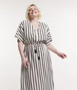 Vestido midi de viscosa con estampado a rayas verticales en blanco y negro, escote en V, mangas cortas y lazo ajustable en la cintura con cordón y borlas.