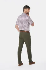 Pantalón de gabardina azul marino, corte recto, con cinco bolsillos y cierre frontal con botón y cremallera.