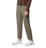 Pantalón Columbia modelo Roc Straight Leg de corte recto, color verde militar, con bolsillos laterales y trabillas para cinturón.