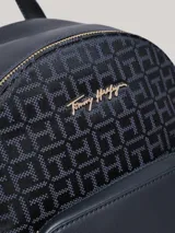 Mochila Tommy Hilfiger azul marino con diseño de monograma jacquard, bolsillo frontal con cierre y detalles metálicos dorados.