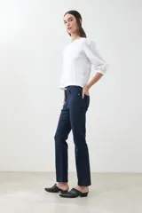 Pantalón negro de corte recto, tiro medio y bolsillos delanteros y traseros.