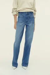 Jean de denim celeste de tiro alto con piernas amplias, corte holgado y bolsillos frontales tipo parche.