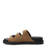 Sandalias de plataforma baja Miss Carol modelo Valencia, color marrón claro, con tres tiras anchas en el empeine decoradas con hebillas metálicas plateadas de estilo western.