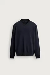Sweater regular fit de punto con mezcla de algodón, cuello en pico y manga larga, con acabados en rib.