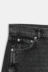 Jeans de tiro medio confeccionados en denim con efecto lavado, diseño de pernera curva y corte recto. Cuenta con cinco bolsillos, trabillas en la cintura y cierre frontal con cremallera y botón metálico.