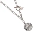 Collar de acero italiano color plateado, con cierre de traba con perla y dije redondo con la imagen de un ángel de la guarda.