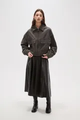 Campera de estilo utilitario en color gris oscuro con efecto lavado, confeccionada en poliéster. Presenta cuello camisero, cierre frontal con cremallera, bolsillos frontales con solapa y puños elásticos.