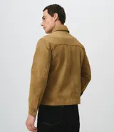 Campera Harrington de gamuza sintética color verde oscuro, de manga larga, con cuello camisero y cierre frontal completo.