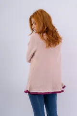 Saco rosado de lana merino y acrílico, con punto acanalado, corte recto, mangas largas acampanadas con ribete en color crema y bordó, y cierre frontal con lazos de crochet.