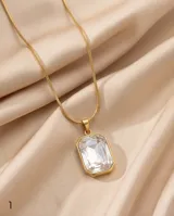Collar de acero con baño de oro, con cadena tipo serpiente y dije rectangular con cristal central engastado.
