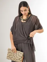 Blusa cruzada de seda italiana, color marrón, con diseño envolvente y lazo para atar en el lateral. Incluye una musculosa básica al tono para usar debajo.