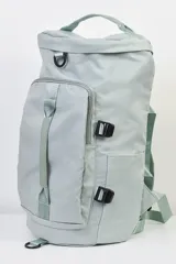 Bolso mochila azul grisáceo con múltiples bolsillos y correas ajustables.