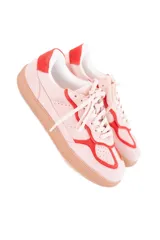 Championes de estilo deportivo vintage, confeccionados en una combinación de cuero y gamuza en tonos rosados con detalles en color rojo vibrante. Presentan suela plana de goma color tostado y cierre mediante cordones al tono.