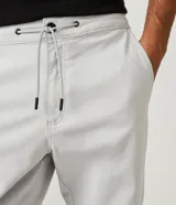 Pantalón jogger marrón liso con ajuste en la cintura.