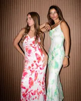 Vestido largo de diseño ceñido con estampado tie-dye en tonos verdes y blancos. Cuenta con escote tipo buche y finos tirantes.