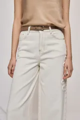 Jean wide leg blanco de tiro medio, con calce amplio y detalle de flores bordadas en los laterales.