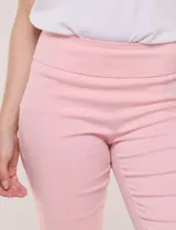 Pantalón pull-on color beige de silueta recta y corte entallado, con nervadura central vertical. Cuenta con cintura ancha de soporte superior, frente limpio y bolsillos posteriores simulados.