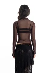 Remera marrón de tul con cuello alto y mangas largas.