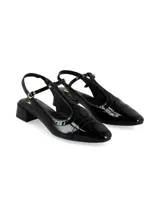 Zapato destalonado tipo slingback color negro charol, con diseño en T, puntera cuadrada y detalles perforados estilo brogue. Cuenta con taco bajo cuadrado y tira ajustable en el talón.