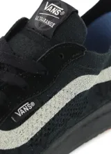 Championes Vans modelo UltraRange VR3, color negro con la clásica franja lateral en color blanco y suela de goma marrón.
